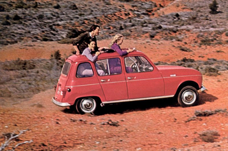 Auch der Renault 4 bot letztlich nicht viel Auto für Fahrer und Beifahrer, aber auf jedenfall genug. (Renault)