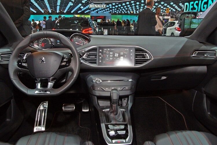 Auch bei Peugeot setzt man - wie hier im 308 - auf einen großen Bildschirm. (Foto: Matthias Knödler/SP-X)