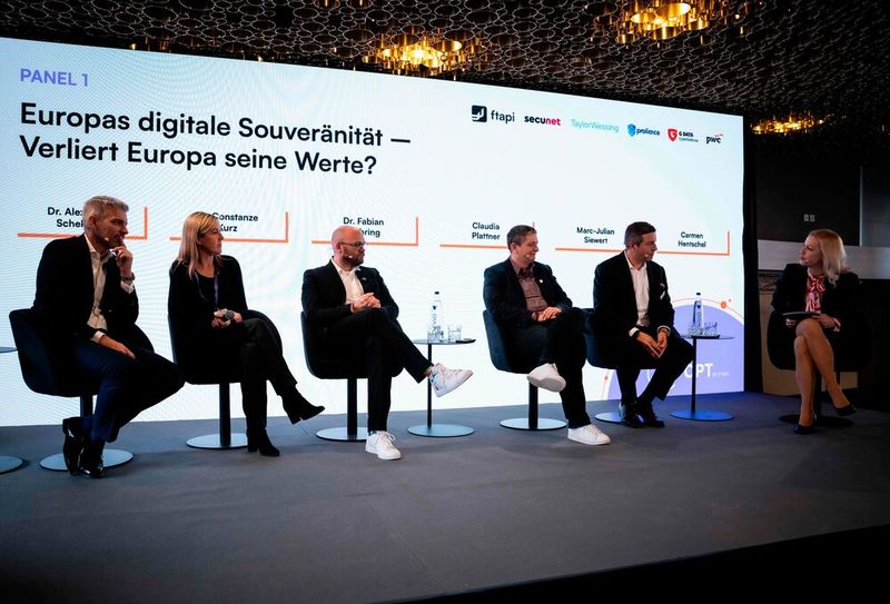 Diskussionsrunde zu Digitaler Souveränität: Dr. Alexander Schellong, Dr Constanze Kurz, Dr. Fabian Mehring, Claudia Plattner, Marc-Julain Siewert und Moderatorin Carmen Hentschel(Bild:  Marie Pietruschka/Ftapi)