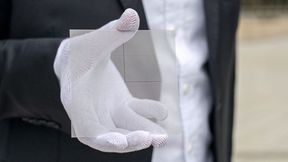 Unscheinbar, aber voller Hightech: Ein Glaskern-Substrat bildet die stabile innere Trägerschicht eines Chip-Packages. Auf ihm befinden sich feine Kupferstrukturen, die Energie liefern und Daten zwischen Prozessor, Speicher und dem Rest des Systems übertragen. (Bild: AT&S / Julia Trampusch)