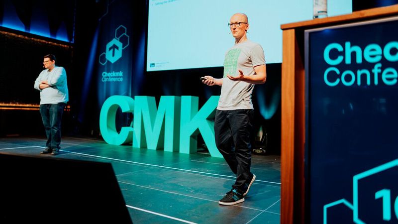 Gerd Stolz (r.) und Michael Hoess von der SVA System Vertrieb Alexander GmbH zeigten, wie sich Downtimes während der Wartungszeiten auf allen betroffenen Hosts und Services automatisch einrichten lassen. (Bild: CheckMK)