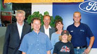 Mit dem Autohaus Büchler feierten Mobile.de-Geschäftsführungsmitglied Stefan J. Gaul (li.) und Direktor Händlergeschäft, Christian Henk (3. v. li.), den 30 000. Händler des Internet-Fahrzeugmarkts. Mit im Bild: Inhaber Michael Büchler (2. v. li.) mit Frau und Sohn und der Internetverantwortliche Stefan Hoppe (re.).  (Foto: Finsterwalder)