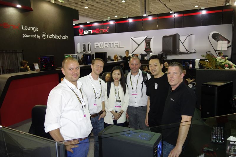 Das CSL Team (v. l.) Sebastian Reese, Dennis Möller, Ada Ou und Benjamin Lüke, mit Oliver Yang, Bitfenix, und Alexander Marsteller, Caseking. (Bild: IT-BUSINESS)