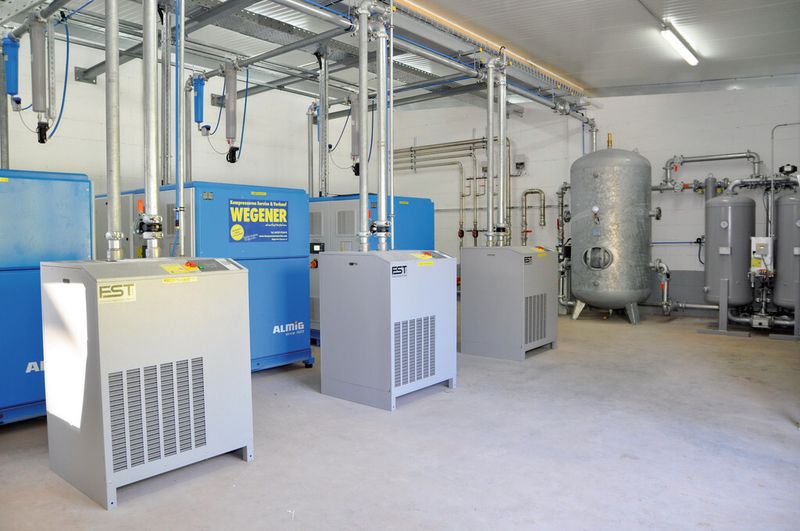 Bild 2: Die drei Schraubenkompressoren der Baureihe Variable passen sich an die Lastwechsel an. Nachgeschaltet die Aufbereitung von FST mit Vor- und Nachfilter, Druckluftkältetrockner und Adsorptionstrockner. (Bild: Almig Kompressoren)