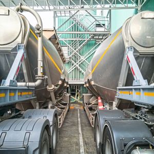 Erdung vermeidet bei Silofahrzeugen unbeabsichtigten Funkenflug durch Entladungen.(Bild:  ©navintar - stock.adobe.com)