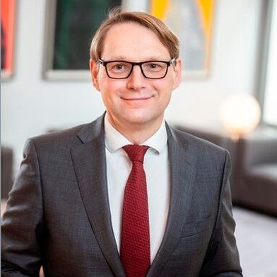 Oliver Zander, Hauptgeschäftsführer des Arbeitgeberverbands Gesamtmetall, muss die Alarmglocken läuten lassen. Denn Deindustrialisierung und viele weitere Probleme würden immens Arbeitsplätze kosten, wenn es so weitergehe ... (Bild: Gesamtmetall)