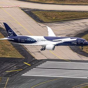 Hier landet das erste Jubiläumsflugzeug von Lufthansa in Frankfurt. (Bild: Lufthansa)