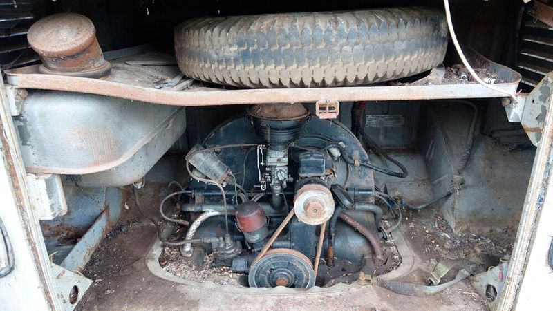 Alles unter Dach und Fach: Letzteres im wahrsten Sinne des Wortes, trohnt doch über dem Motor auf einem separatem Fach das Reserverad bei diesem Baujahr. Erst später wanderte es seitlich in den Innenraum oberhalb des Maschinenraums. Ach so: Der Motor ist leider nicht mehr der originale mit 25 PS. Ihn ersetzte irgendwann ein 30-PS-Aggregat. (Bild: Dominsky – VCG)