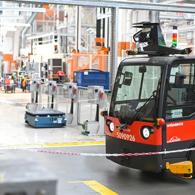 Mit dem Fortschritt in Sensorik, Rechenleistung und KI gewinnen mobile Roboter die Fähigkeit, eigenständig Karten zu erstellen, Routen zu planen und Hindernisse zu interpretieren. (Bild: Synaos)