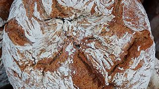 Das potenziell krebserregende Acrylamid kann bei starker Hitzeeinwirkung in stärkehaltigen Lebensmitteln entstehen. Eine neue Studie der Universität Hohenheim zeigt, wie sich Ausgangsstoffe bereits im Getreide durch richtige Sortenauswahl reduzieren lassen. (Universität Hohenheim/ Dorothee Barsc)