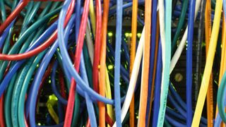 Zwar greifen noch immer viele Anwender auf die „gute alte“ konventionelle Verdrahtung zurück – um unterschiedliche Systeme miteinander verbinden zu können. Die Safe-Link-Technologie macht diesen Kabelwald überflüssig.  (© Daniel Proll/Fotolia.com)