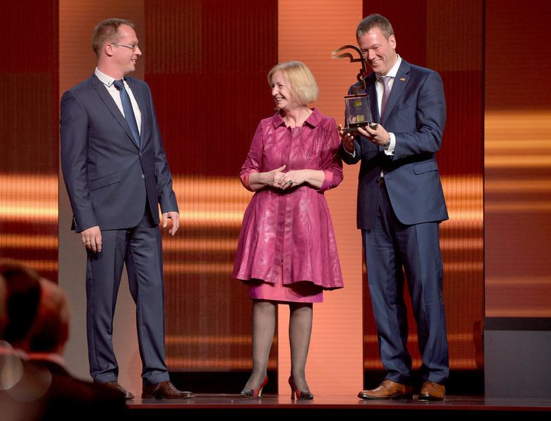 Dr. Karsten Walther, Harting IT Software Development GmbH & Co. KG, 
Prof. Dr. Johanna Wanka, Bundesministerin für Bildung und Forschung, 
Philip Harting, Vorstandsvorsitzender, Vorstand Connectivity & Networks, Harting Technologiegruppe (Bild: Deutsche Messe AG)