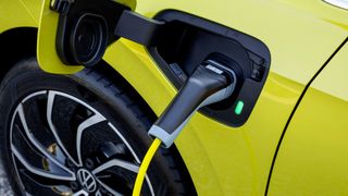 Mit einer Pflicht für Elektro-Ladestationen bei Neubauten will Großbritannien die E-Mobilität vorantreiben.  (Bild: VW)