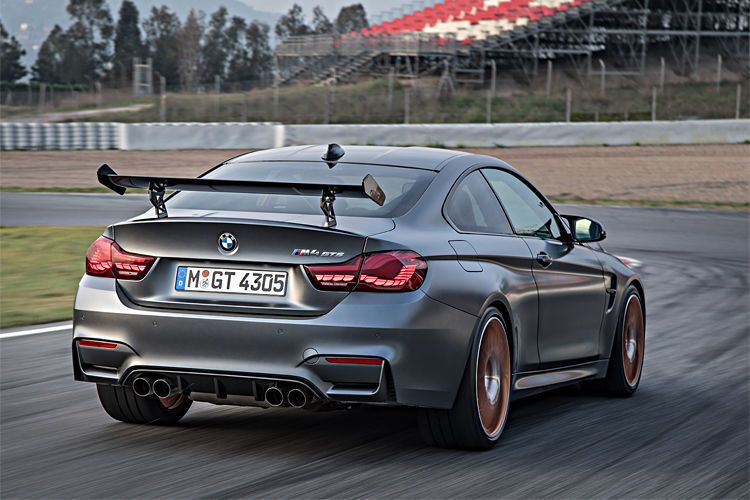 Das Resultat: Ein trotz diverser Zusatzumfänge um 30 Kilogramm verringertes Gesamtgewicht – und ein erheblich aggressiverer Fahrzeugcharakter. (Foto: BMW)