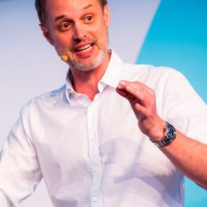 Röchling hat mit dem Chief Information and Digital Officer (CIDO) eine neue Position geschaffen und diese mit dem früheren Google-Manager Klaus-Peter Fett besetzt. Er war zuletzt Industry Leader bei Google in Deutschland und hat vor allem produzierende Unternehmen darin unterstützt, digitale Innovationen und digitale Transformation voranzutreiben. Bei der Röchling-Gruppe ist er für das digitale Kernteam, das künftig in Berlin und München angesiedelt ist, sowie die komplette Konzern-IT verantwortlich. Fett berichtet direkt an Konzernchef Hanns-Peter Knaebel. 

Der 49-Jährige war nach einem Studium der Wirtschafts- und Computerwissenschaften in Stuttgart von 1993 bis 2004 bei IBM in verschiedenen Positionen tätig, zuletzt bei der IBM Software Group EMEA als Director Software Sales für einen deutschen Industriekunden. 2005 wechselte er als Manager Strategic Accounts Financial Services zum Softwareunternehmen Mercury Interactive Germany GmbH, das 2006 von Hewlett-Packard Deutschland übernommen wurde.
2010 stieg Fett bei Google Germany ein, wo er in erster Linie Unternehmen der produzierenden Industrie mit Headquarter in Deutschland bei der Nutzung von Cloud-Technologien als Basis für die digitale Transformation beraten und unterstützt hat. In der Folge übernahm Fett 2016 die Aufgabe des Head of Innovation and Collaboration für die Region Deutschland, Österreich und der Schweiz. Zuletzt war er als Industry Leader Google Cloud ebenfalls für deutsche Industriekunden verantwortlich.