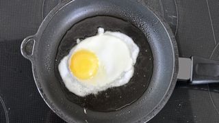 PFAS-haltige Beschichtungen sorgen dafür, dass das Ei in der Pfanne nicht anbackt. In der Umwelt werden PFAS kaum abgebaut und werden von Umweltbehörden daher kritisch gesehen.  (Bild: Markus Bernards / Goethe-Universität Frankfurt)