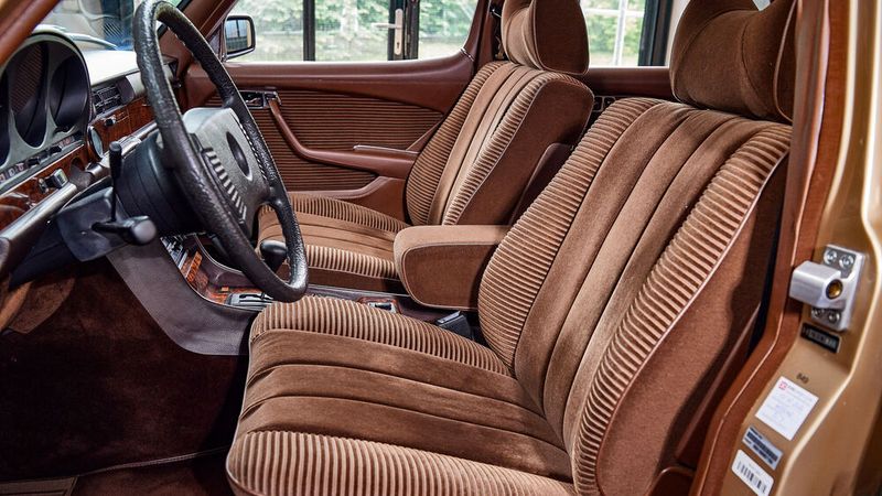 Während eine Klimaanlage, wärmedämmendes Glas, eine heizbare Heckscheibe, eine Zentralverriegelung, ein Tempomat, elektrische Fensterheber, eine Scheinwerfer-Reinigungsanlage und Automatik-Sicherheitsgurte auch im Fond ohne Aufpreis geliefert wurden, kostete das elektrische Schiebedach 987,90 DM und das hochexklusive Autotelefon Becker AT 160 S 13.542 DM extra. (Bild: Mercedes-Benz)