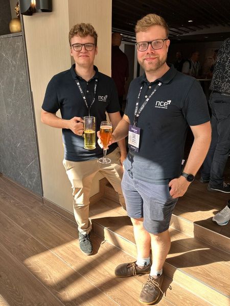 (r.) Jimmy Sommer und Lukas Lohaus (NCE Computer) freuen sich gerade sehr über ihr kühles Bier. (Bild: Vogel IT-Medien)