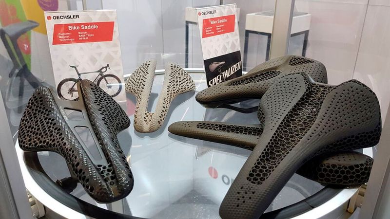 ... finden die 3D-gedruckten Gitterstrukturen auch Einsatz in Farradsätteln. Hier setzt Oechsler die Strukturen sowohl mit der DLP-Technologie von Carbon als auch mit der MJF (Multi Jet Fusion)-Technologie von HP um. (Bild: D.Quitter / VCG)
