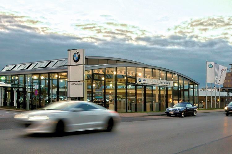 Die Geschäftsführung des Aachener Autohauses Kohl plant ihre Schritte nur mittelfristig, um schnell auf neue Impulse, beispielsweise die Elektromobilität, reagieren zu können. Eine Strategie, die zugleich Raum für Investitionen lässt. Aktuell arbeitet Kohl beispielsweise an einer neuen Filiale in Grevenbroich, für 2018 ist die Eröffnung des Neubaus geplant. (Kohl-Gruppe)