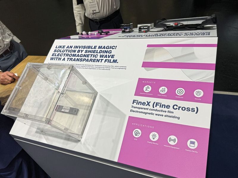 Unsichtbares Schild: Die transparente Leitfolie Finex blockiert zuverlässig elektromagnetische Wellen und schützt empfindliche Geräte, ohne dabei die Durchsicht zu behindern. (Bild: mc/VCG)