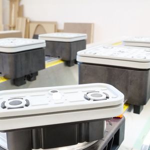 Schmalz-Blocksauger bei Müller Manufaktur an der CNC-Bearbeitungsmaschine von SCM: Der sogenannte Saugercup kann dabei mit den orangefarbenen Klemmhebeln in 15-Grad-Schritten – im Gegensatz zum Originalsauger – ohne Werkzeug fixiert werden. Nicht nur das spart Zeit.(Bild:  Schmalz)