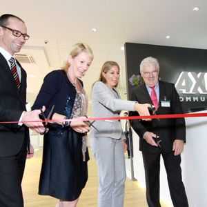 Zur Eröffnung wurde symbolisch ein rotes Band durchschnitten (v.l.n.r.: Edwin Roobol, Regional Director Middle Europe, Bodil Sonesson, Vice President Global Sales, Tanja Hilpert, Sales Manager Middle Europe, (alle Axis Communications) und Walter Stenner, 2. Bürgermeister von Ismaning).(Bild: Axis)