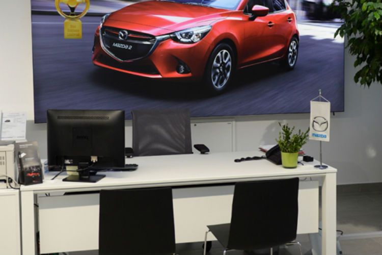 Die Verkäufertische sind optionale Elemente. Die Lichtwand ist kein neues Schauraumelement, sondern schon seit November 2012 vorgeschrieben. (Foto: Gebert)