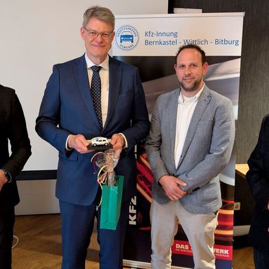 Bundesverkehrsminister Patrick Schnieder (2. v.l.) mit den Obermeistern der Kfz-Innung Bernkastel-Wittlich-Bitburg: Rainer Ferres (l.), Stellvertreter Timo Rings (3. v. l.) und Ehrenobermeister Kurt Mertes (r.).  (Bild: Kfz-Innung Bernkastel-Wittlich-Bitburg)