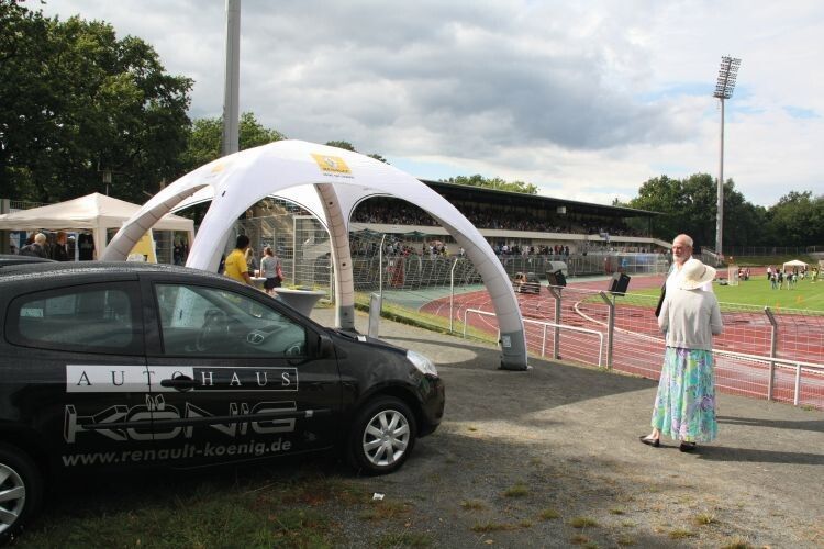 Oder das Autohaus engagiert sich als Sponsorpartner bei Vereinen in der Nähe ihrer Standorte. (Foto: König)