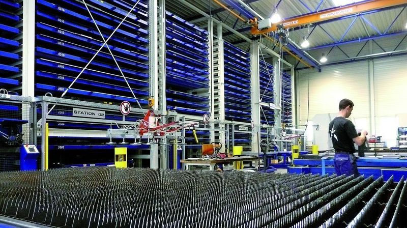 Die unterschiedlichen Blechformate bis 2 m × 4 m kommen aus einem Stopa-Lager. Die verschiedenen Laseranlagen stehen direkt davor. (Archiv: Vogel Business Media)