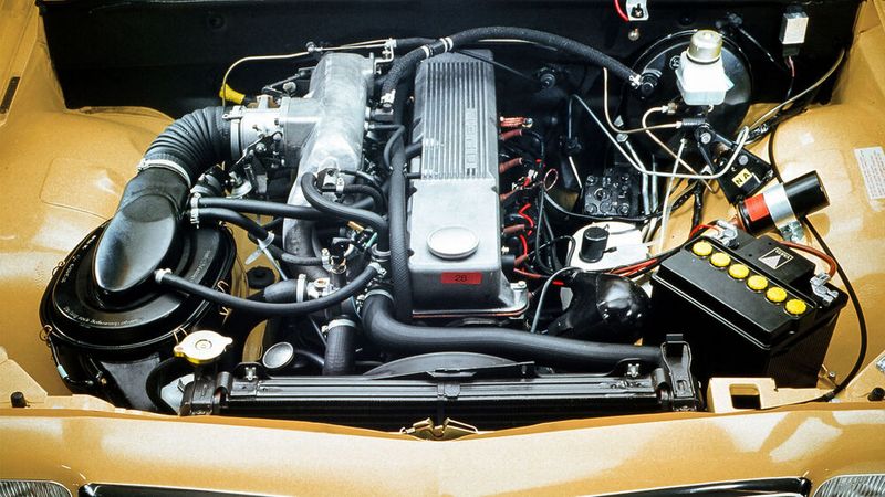 Der 2,8-Liter-Reihensechszylinder – abgeleitet vom altgedienten Triebwerk in den Flaggschifflimousinen Admiral und Diplomat – schob über die Hinterräder fast schon brutal an. (Bild: Opel)