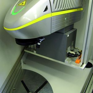 Der diodengepumpte Festkörperlaser von ACI kann je nach Dicke der Kreismesser in der Höhe verstellt werden.