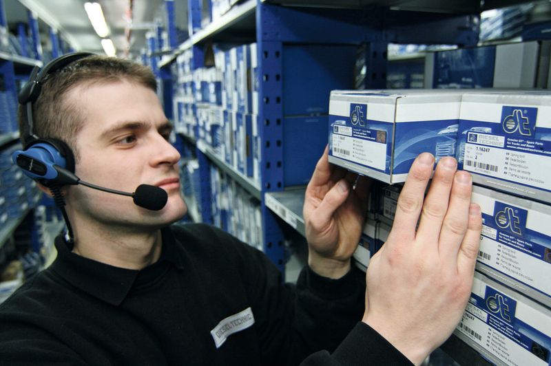 Im Kleinteilelager von Diesel Technic schafft die Pick-by-Voice-Kommissioniertechnik zusätzliche Bewegungsfreiheit für den Picker. (Bild: Diesel Technic)