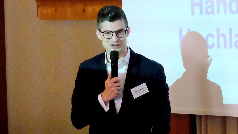 Philipp Hempel, Sales & Network Director DACH, MG Motor Deutschland, nahm beim Automobildialog Stellung zum Thema E-Mobilität. (Bild: Zietz – VCG)