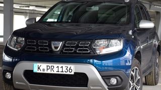 Mit dem auffällig eingefärbten „Unterfahrschutz“ betont Dacia die Geländewagenambitionen des neuen Duster. (Holz / »kfz-betrieb«)