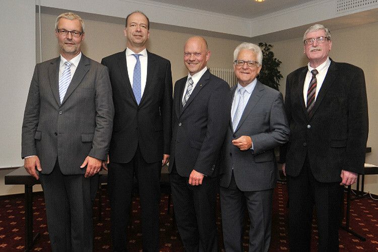 Neue gewählte ZLW-Spitze: (v.li.) Ulrich Dilchert (Geschäftsführer), Axel Koblitz, Holger Schade, Harry Brambach und Fritz Kuckartz (alle Vorstandsmitglieder). Auf dem Bild fehlt Volker Reichstein, der ebenfalls in den ZLW-Vorstand gewählt wurde. (Foto: Zietz)