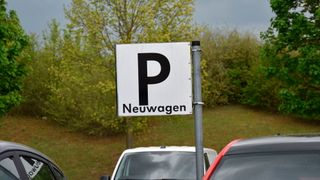 Ein Großteil der Händler verkleinert aufgrund der gestiegenen Zinsen den Neuwagen-Lagerbestand. (Bild: Simon – VCG)