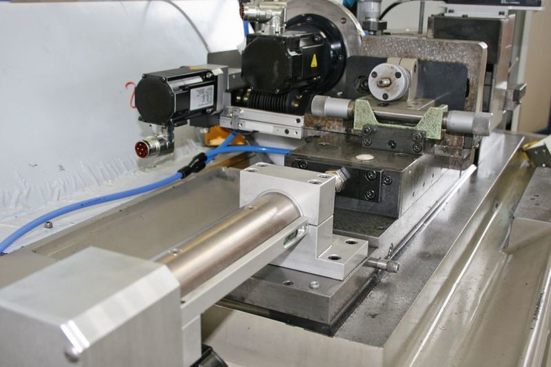 Durch den Austausch der hydropneumatischen Antriebe und der Umstieg auf digitale Steuerungs- und Antriebstechnik laufen die produktionstechnischen Prozesse einer Schleifmaschine deutlich effizienter ab. (ERO-Führungen)