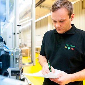 Heute noch oft Stand der Dinge bei Schaeffler in Ingolstadt: die Dokumentation der Produktionsinformationen auf Papier. Das Ziel des Unternehmens im Projekt ist, ...