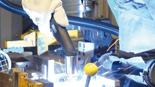 Im VW Werk kommen die Rauchgas-Absaugbrenner in den Bereichen Unterbau, Aufbau, Finish sowie an diversen Nacharbeitsplätzen zum Einsatz. (Bild: Dinse)