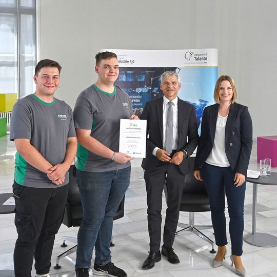 Arburg trainees Nils Frey (2nd from left) and Nico Schoch (left) proudly present the winner's certificate. This was handed over by Dr. Patrick Rapp (2nd from right), State Secretary in the Ministry of Economics, Labour and Tourism of the State of Baden-Württemberg, in the presence of Jana Eiser-Mauthner, Project Manager, Alliance Industry 4.0 Baden-Württemberg. Arburg trainees Nils Frey (2nd from left) and Nico Schoch (left) proudly present the winner's certificate. This was handed over by Dr. Patrick Rapp (2nd from right), State Secretary in the Ministry of Economics, Labour and Tourism of the State of Baden-Württemberg, in the presence of Jana Eiser-Mauthner, Project Manager, Alliance Industry 4.0 Baden-Württemberg.
