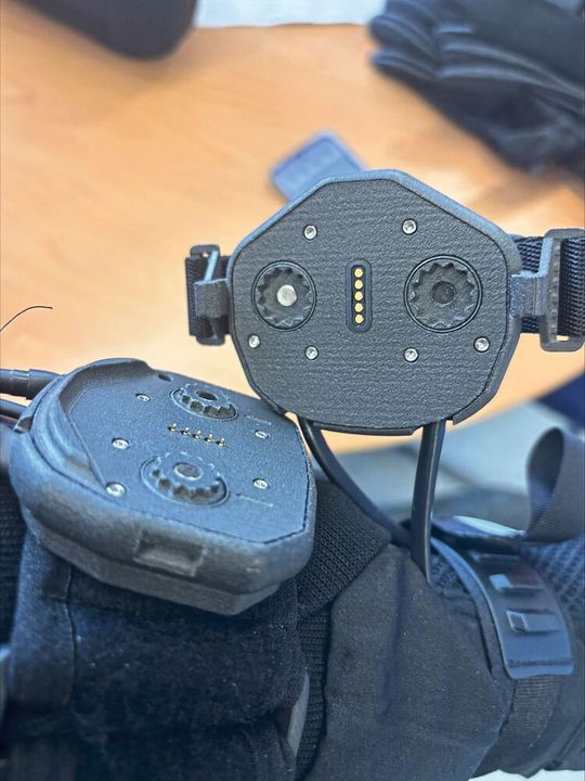 Umlenk- und Kupplungseinheit: Der am Unterarm getragene Adapter ist mit der Antriebseinheit verbunden.(Bild:  Würth Elektronik eiSos Gruppe)
