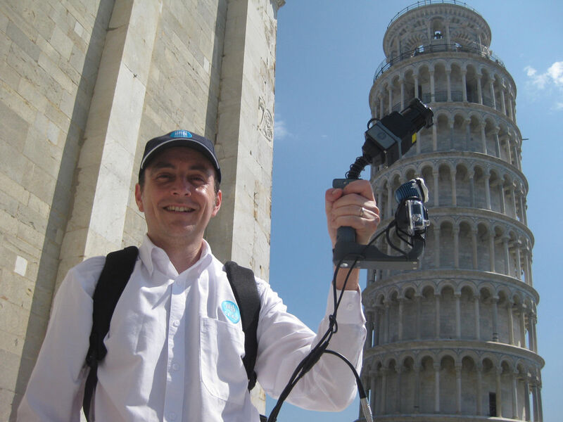 Projektleiter Dr. Jonathan Roberts mit dem Zebedee vor dem schiefen Turm von Pisa (CSIRO)