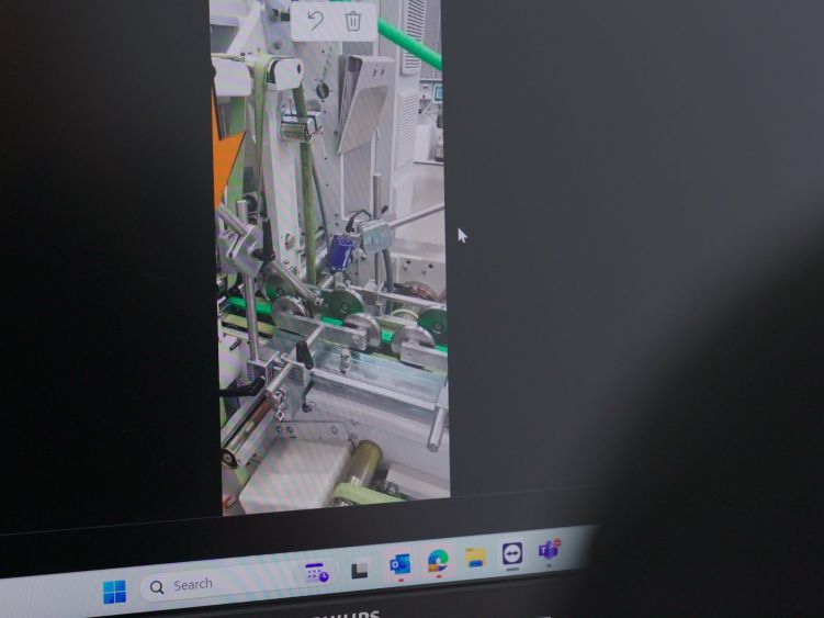 Visuelle Markierungen im Videobild beschleunigen die Fehlersuche.(Bild:  TeamViewer)