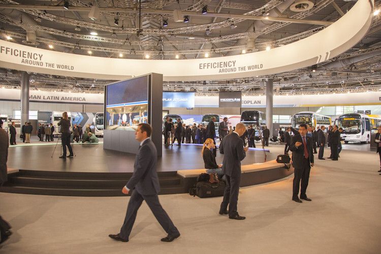 Der MAN-Marktplatz: Inmitten der Fahrzeuge konnten die Messebesucher Platz nehmen. (Foto: Suffner)