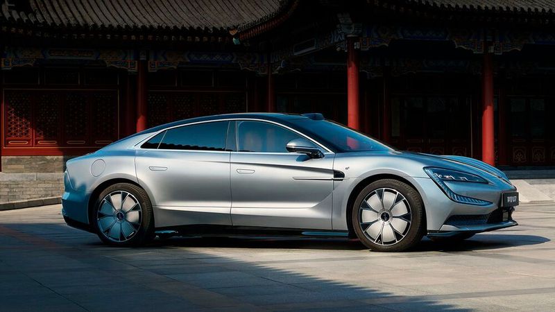 BYD setzt beim Sturm aufs Oberhaus nicht allein auf Denza und den Z9 GT, sondern hat mit dem YangWang U7 gleich noch einen zweiten Pfeil im Köcher. (Bild: BYD)