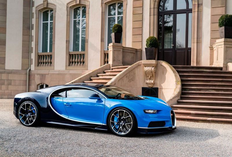 Hinter der seitlichen C-Spange verbergen sich die Lufteinlässe für den Mittelmotor. (Bugatti)