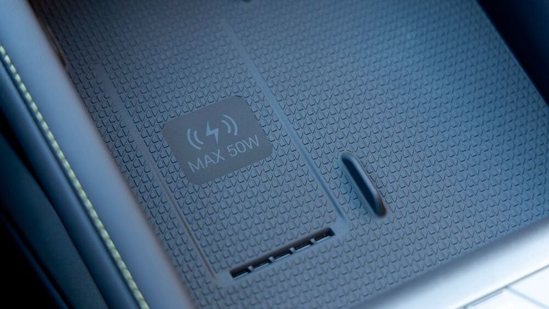 Die Doppelladeschale mit 50 Watt ist Serie. (Bild: BYD)