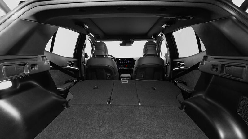 Mit fast 1.800 Litern Gepäckraumvolumen bei umgeklappter Rücksitzbank erhöht der Hersteller die Mitnahmefähigkeit seines SUV um fast 300 Liter. (Bild:Kia)